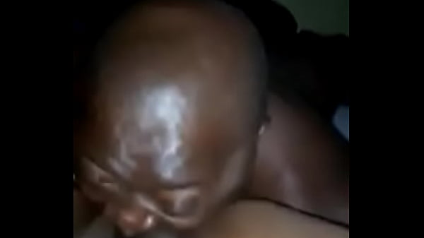 Play MP4 - Cameroun - femme mari&eacute;e se fait bouffer la chatte par un vieux et pisse sur lui