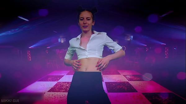 Nonton Dancing To Electronic Music In A Club thumbnail