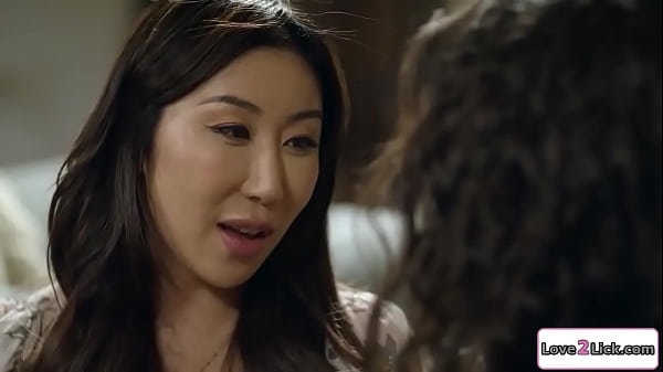 Play MP4 - Survivor fingers her asian fiancee