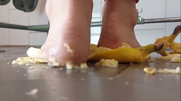 I crush bananas like your dick 