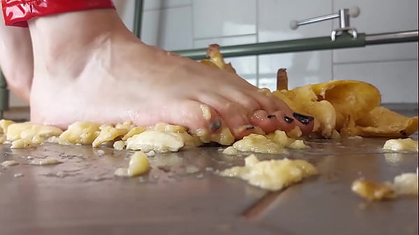 I crush bananas like your dick 