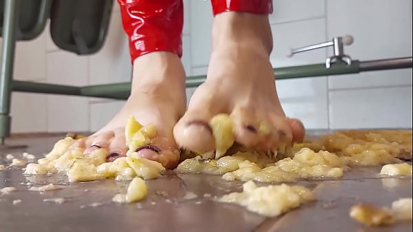 I crush bananas like your dick 