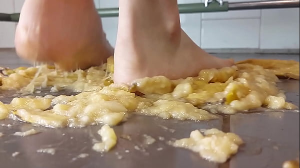 I crush bananas like your dick 