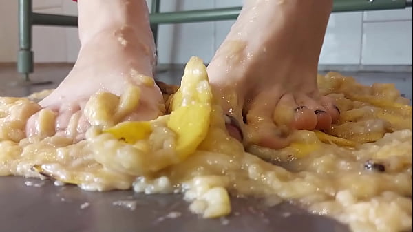 I crush bananas like your dick 