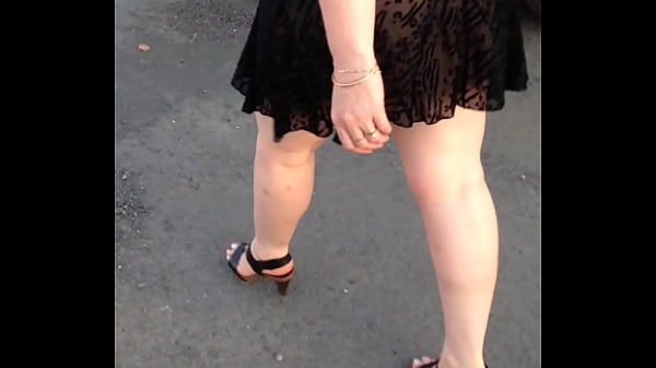 Son cuk en sexy en robe transparente et talon 