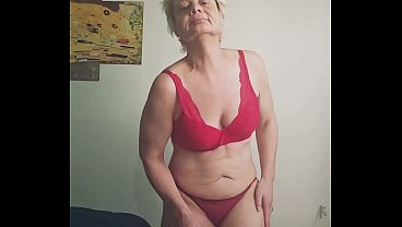 Un strip-tease sexy pour bien commencer la journ&eacute;e. &Ccedil;a te pla&icirc;t ? 