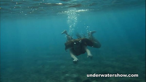 Play MP4 - Sea makes her inner mermaid come outside