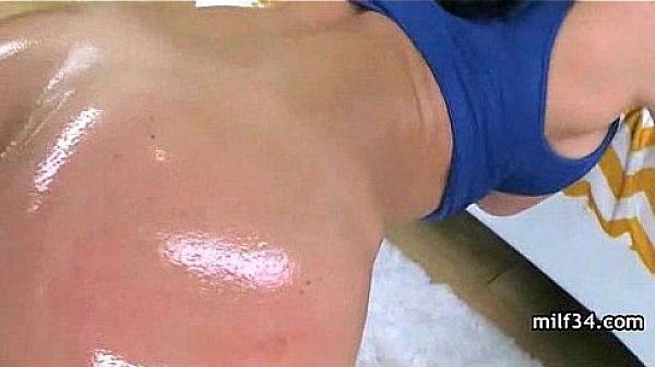Nonton Hot Cougar Blows A Big Dick thumbnail