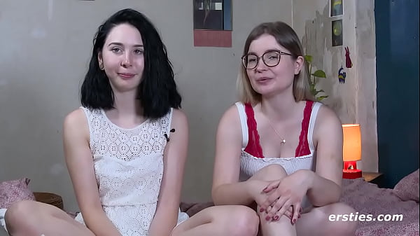 Play MP4 - Joana besorgt es Emily mit dem Strap-On