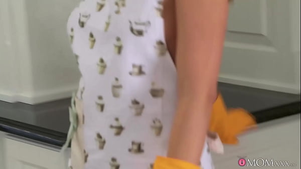 Play MP4 - Girlfriend's Mom is a total cougar - MOM XXX