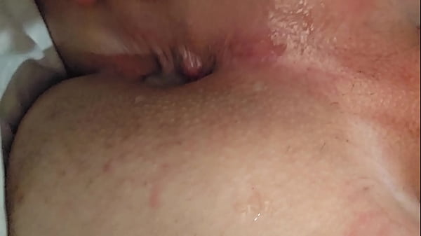 Inser&ccedil;&atilde;o anal profunda 21cm no cuzinho 