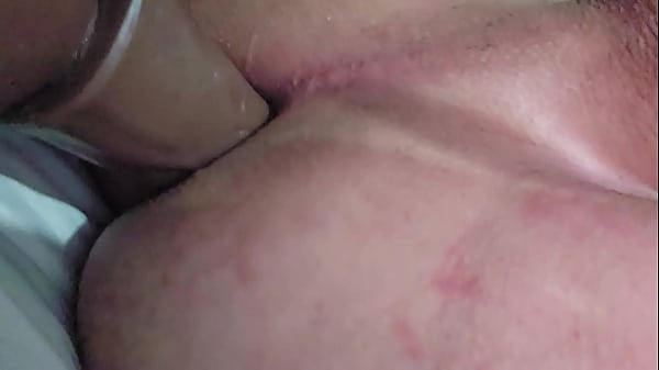 Inser&ccedil;&atilde;o anal profunda 21cm no cuzinho 