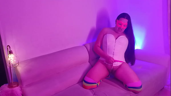 Esta Camare Se Deja Follar Por Algo De Dinero En La Habitaci&oacute;n Oculta Mients Afue Todos Se Divierten En El Bar 1 