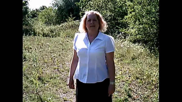 sonia is outside flashing again