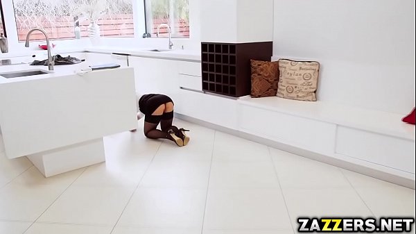 Play MP4 - Sarah Vandella sucking Keiran Lees cock deep throat