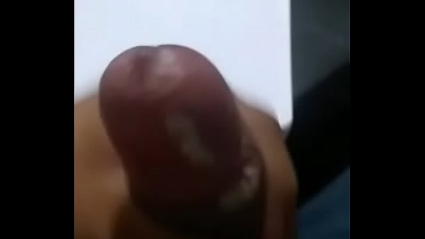 Negro caliense se toca viendo porno entre hombres 