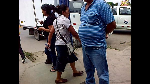 Play MP4 - cholo con bulto grande