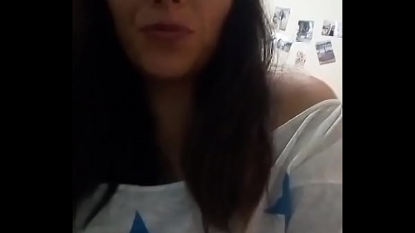 De vacaciones llena de leche se masturba est&aacute; puta universitaria . 