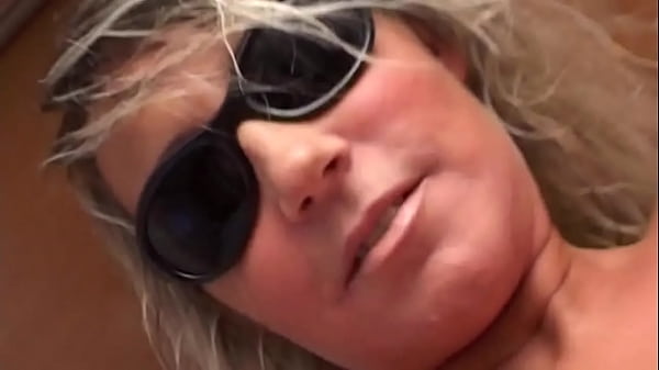 Milf Bionda Si Masturba Con Un Cazzo Finto Ma Lui Gli Fa Un Didalino thumbnail