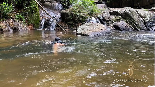 Play MP4 - Voc&ecirc; quer estar nessa cachoeira para foder a gente bem gostoso &quest; Ent&atilde;o vem ver como fazer vem &quest;