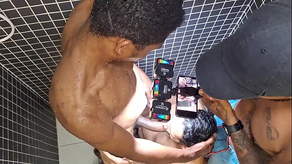 Bastidores de uma cena porno , com o neg&atilde_o dotado 24 cm Jhon Black e o passivo safado Roninhoboysp. Cena bareback .