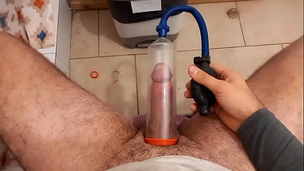 En el baño me hago una paja hasta tirar todo_el semen