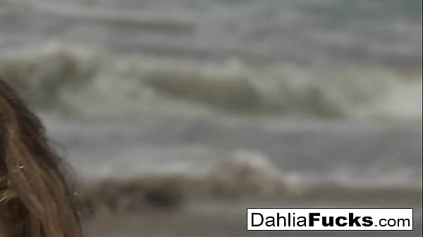 Blonde babe masturbates 