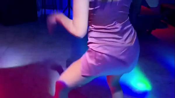 Fui_pro quarto dos fundo da_festa pra foder_escondida com meu cunhado sem o_corno saber