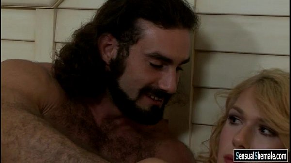 Sexy blonde babe Aspen Brooks gets her juicy asshole banged