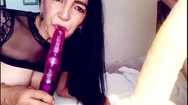 Mamada a dos bocas con las maduras 