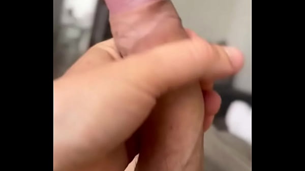 Wataaest&aacute;n rodando en la otra habitaci&oacute;n y se me pone dura como una roca 