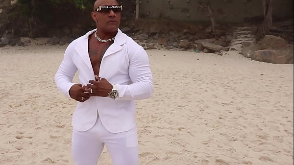 Nonton Levei Um Estranho Para Casa No R&eacute;veillon thumbnail