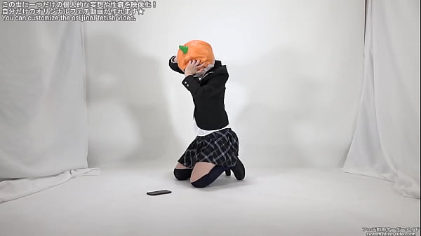 視界が遮られてパニックになる女性 