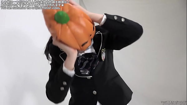 視界が遮られてパニックになる女性 