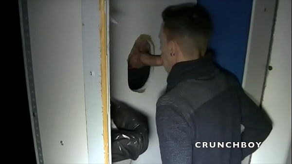 Il Se Cue Une Grosse Bite En Glory Holes thumbnail