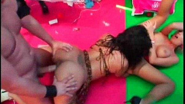 The ladies love each other 