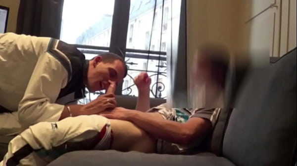 Bais&eacute; Par Un H&eacute;r&eacute;ro &agrave; Visage Masqu&eacute; thumbnail