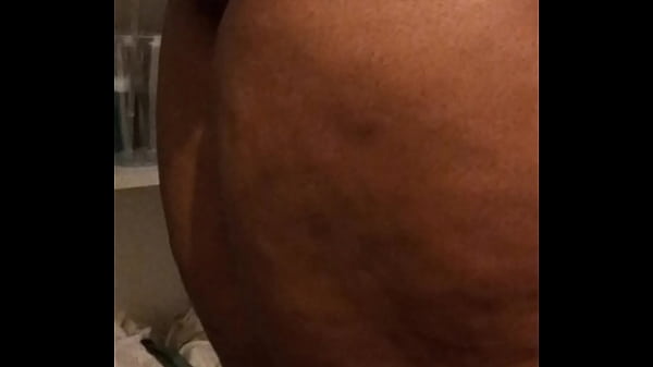 Nonton Black Girl Pees For The Camera thumbnail