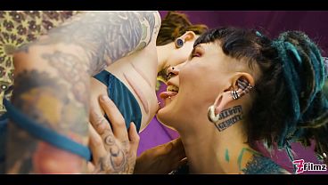 Dreadlocks lesbian cynthia devours leo&rsquo;s pussy & destroys her ass with magic wand toys
