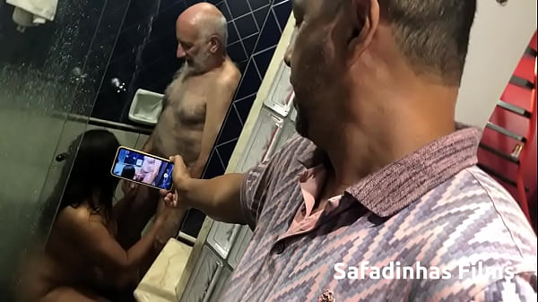 Play MP4 - Backstage&colon; Sarah Rosa por tr&aacute;s das c&acirc;meras fazendo boquete no velhinho e tomando um banho sensual