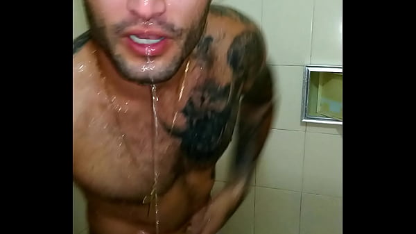 Allan guerra toma ducha de shortes transparente 