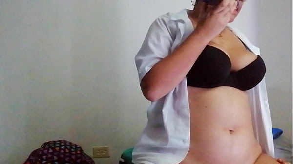 Play MP4 - FELIZ A&Ntilde;O A MI ESTUDIANTE ME FOLLA MIENTRAS HABLA POR TELEFONO  PARA QUE LE SUBA LAS NOTAS DE LAS MATERIAS