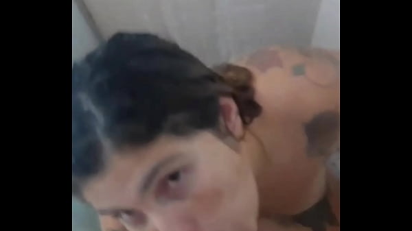 Tomei um banho de porra no chuveiro 