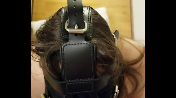 Play MP4 - Mamada con mascara garganta profunda