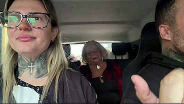 Chamamos a senhora de 63 anos que estava na buscando aposentadoria!Ela aceitou a foder gostoso vovó_ safada e fogosa soltou leite pelos seus peitos e ficou toda molhada