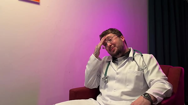 M&eacute;dico novinho e passivo ajudou o paciente que estava com medo de sentir um dedo no cu | COMPLETO NO RED 