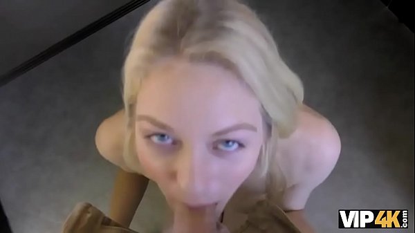 VIP4K. Der_geile Agent bittet den hubschen Kunden, seine schmutzigen Bedürfnisse_zu befriedigen