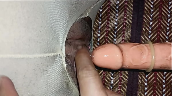 Play MP4 - หีสาวสวยที่โดนแหย่ด้วยสองควยพร้อมกัน