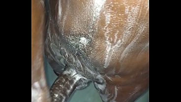 Me hago una rica paja en el ba&ntilde;o lleno de jab&oacute;n 