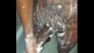 Me_hago unarica paja en elbaño lleno de_jabón